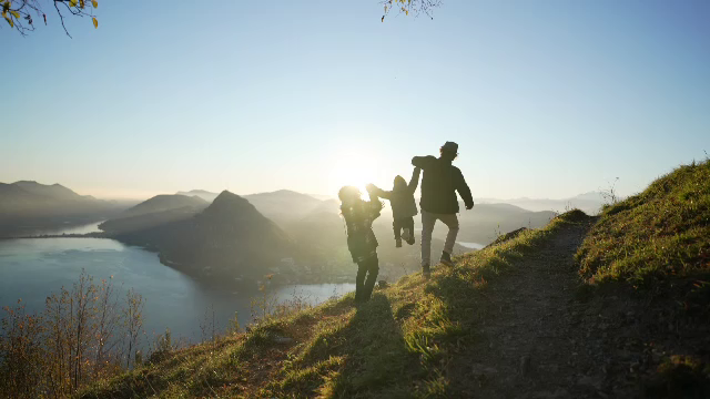 Ce înseamnă când un părinte îi spune copilului „îmi pare rău”. Relațiile dintre generații se repară după 20 de ani