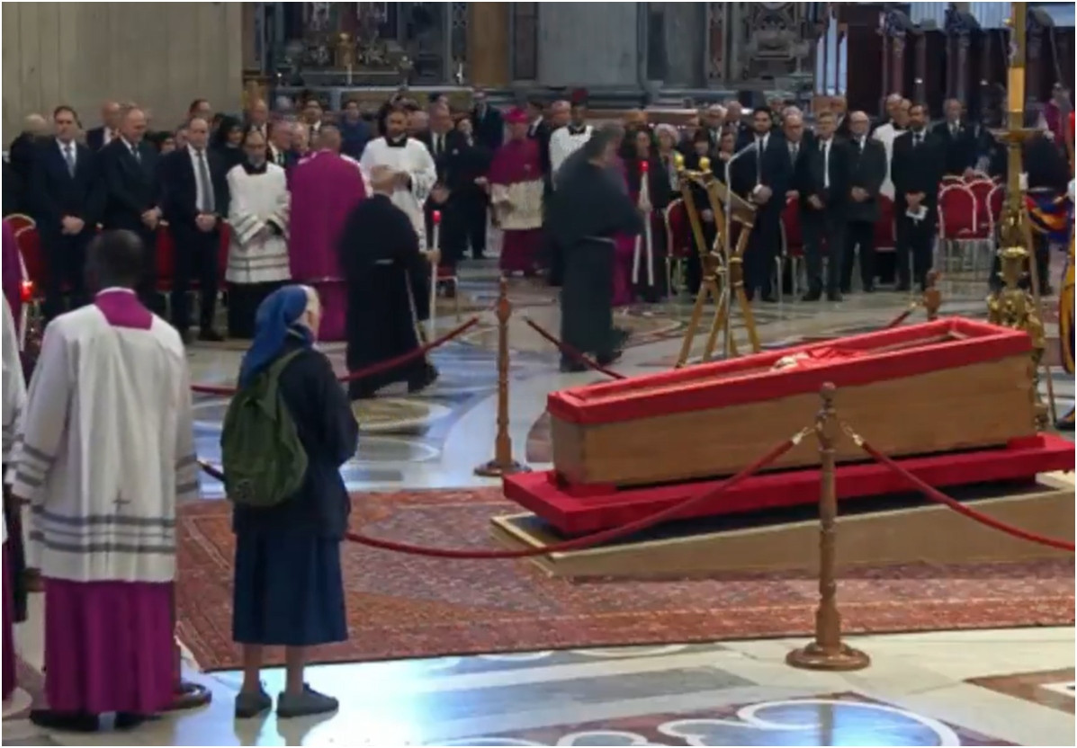 O călugăriță în lacrimi a încălcat protocolul Vaticanului pentru a-și lua adio de la prietenul ei, Papa Francisc | VIDEO