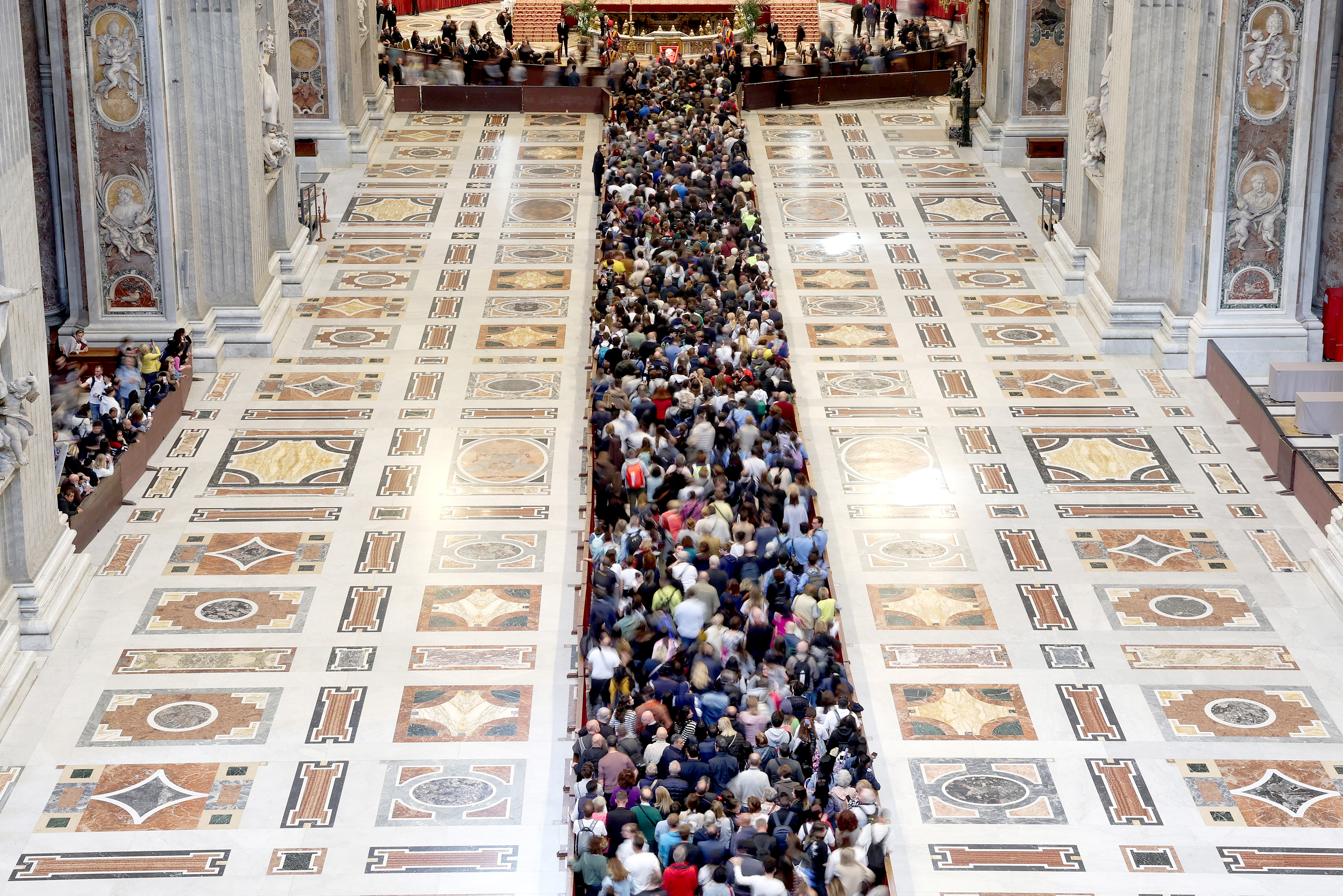 Ultima zi de pelerinaj la sicriul Papei Francisc. Mii de credincioși au venit să-și ia adio. GALERIE FOTO