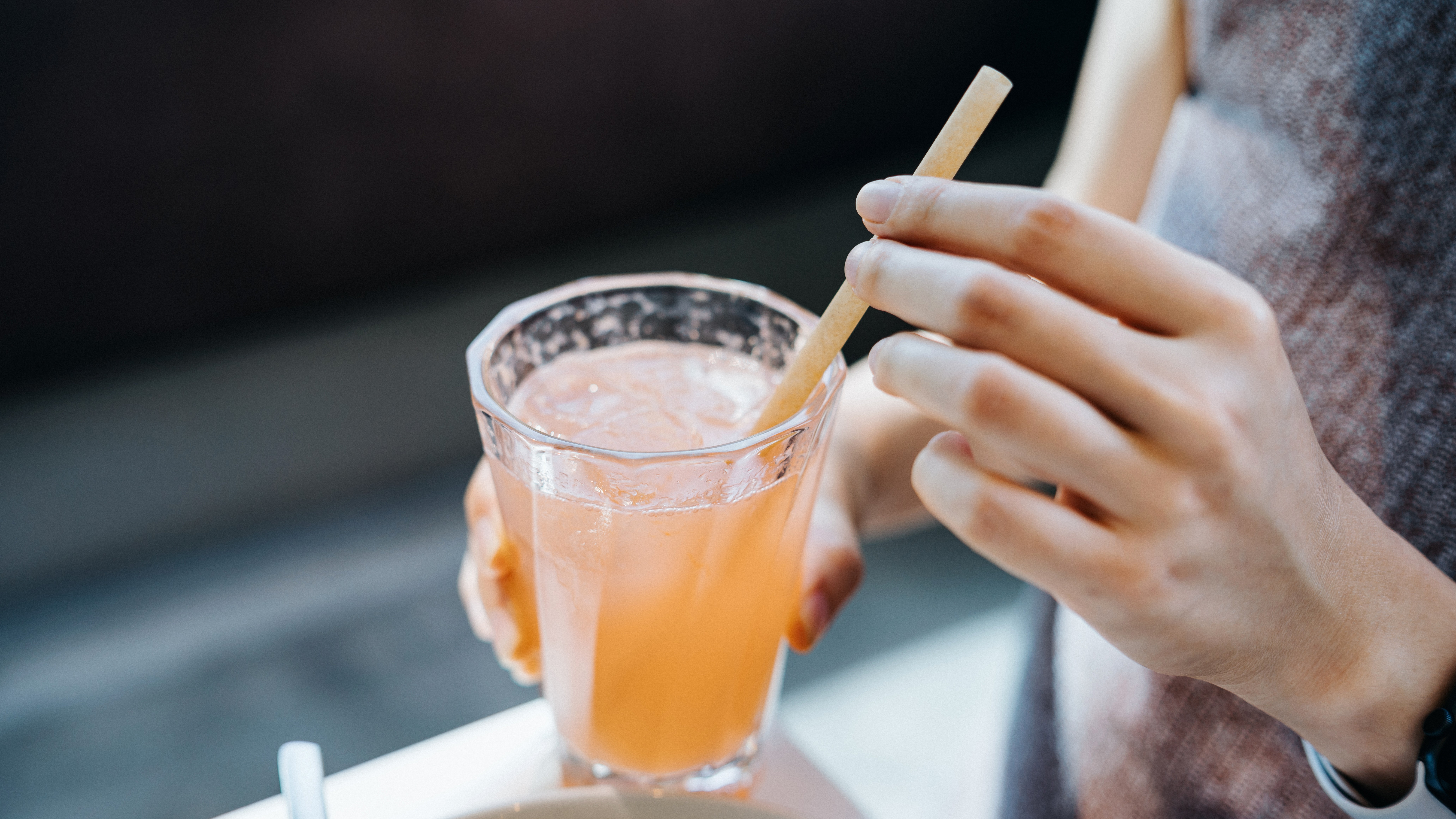 O companie din România a lansat paiele de băut 100% naturale, făcute din tulpini de grâu. „Se dezintegrează fără să polueze”