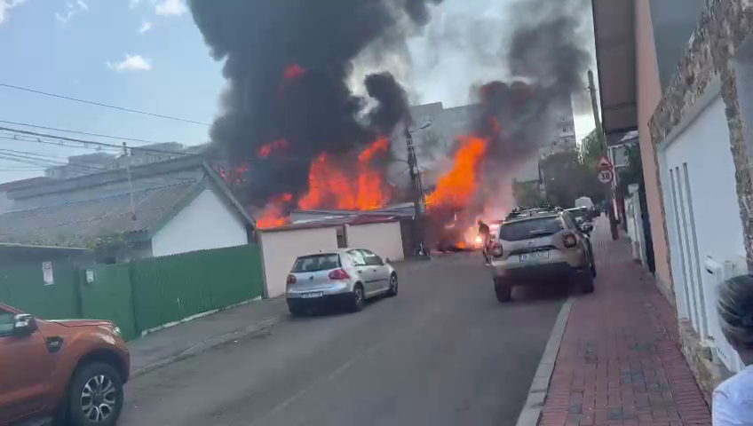 Incendiu puternic în Sectorul 3 din București. O casă şi un garaj au fost cuprinse de flăcări. O persoană a fost rănită