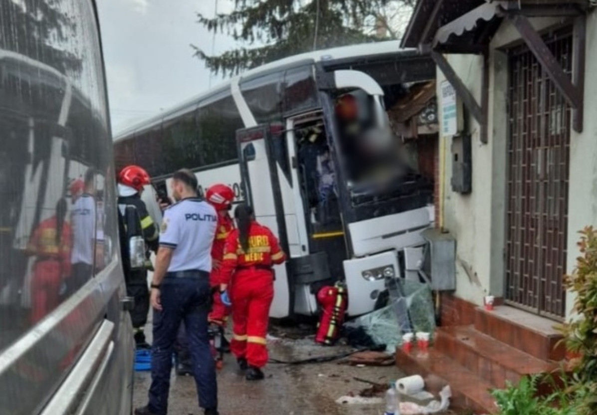 Un autocar cu 28 de pasageri s-a izbit violent de gardul unei case din Bihor. Șoferul a făcut infarct și a murit la volan
