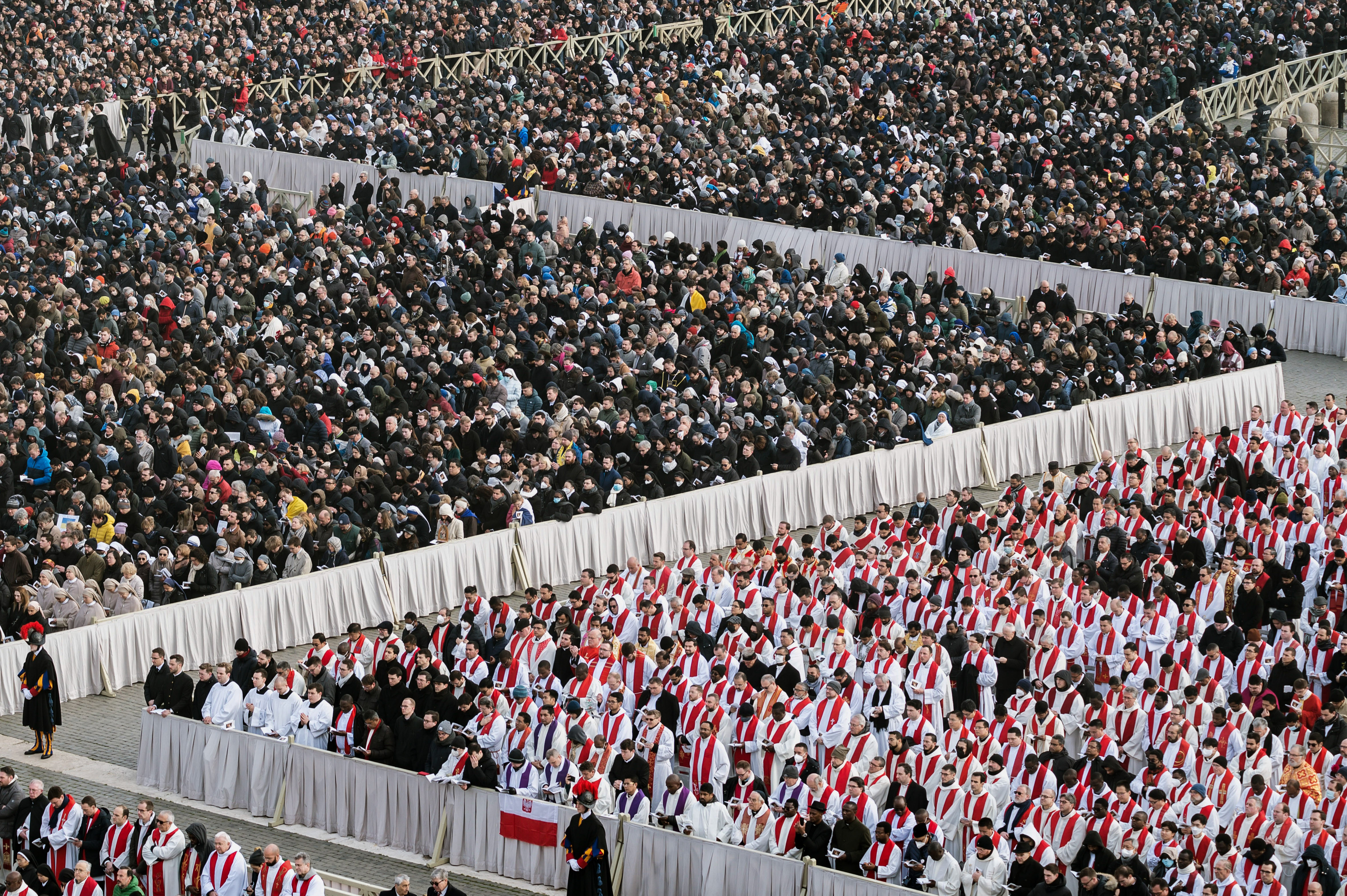 Tot ce trebuie să știi despre funeraliile Papei Francisc. Cum trebuie să se &icirc;mbrace participanții