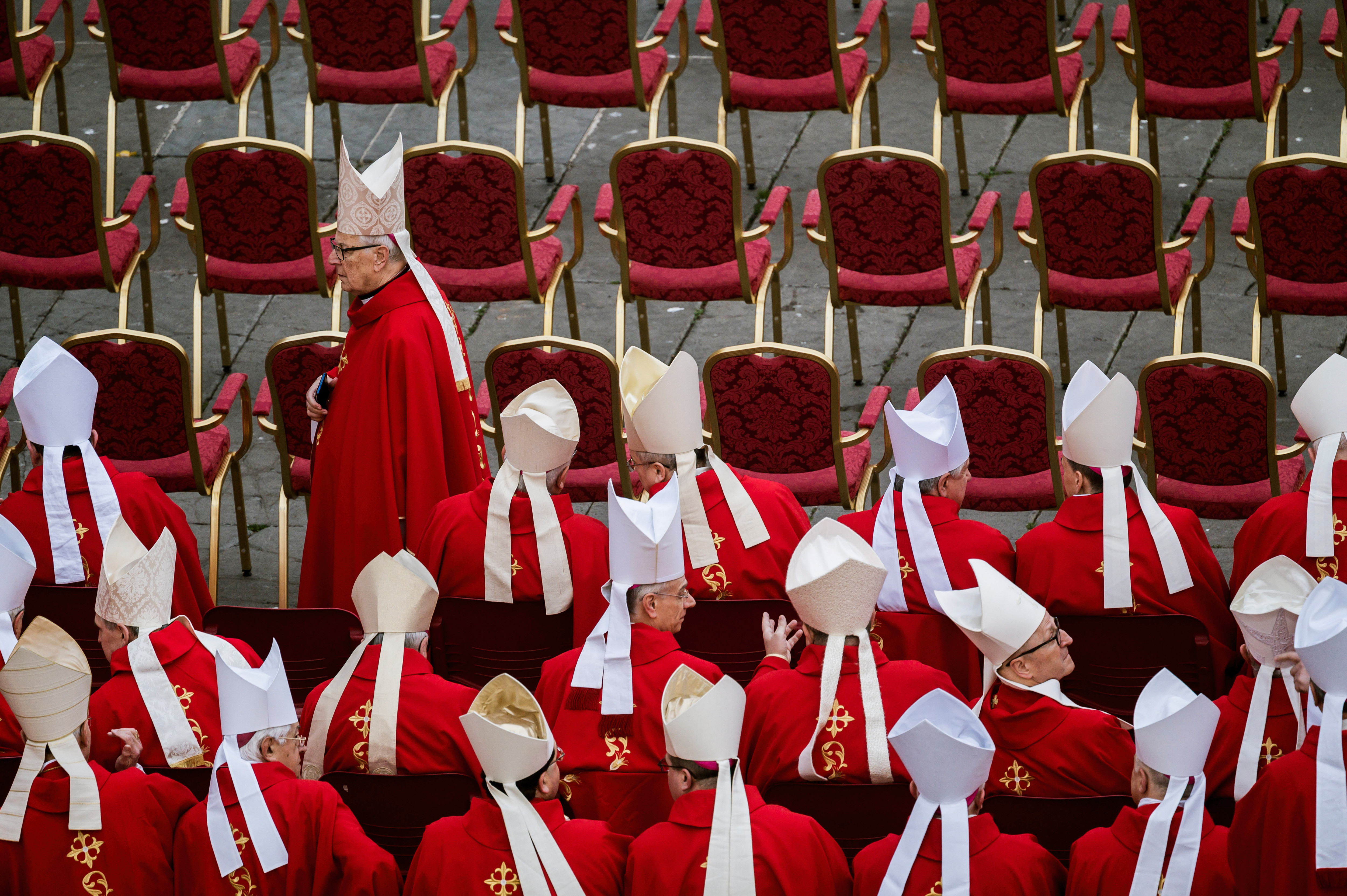 Tot ce trebuie să știi despre funeraliile Papei Francisc. Cum trebuie să se &icirc;mbrace participanții
