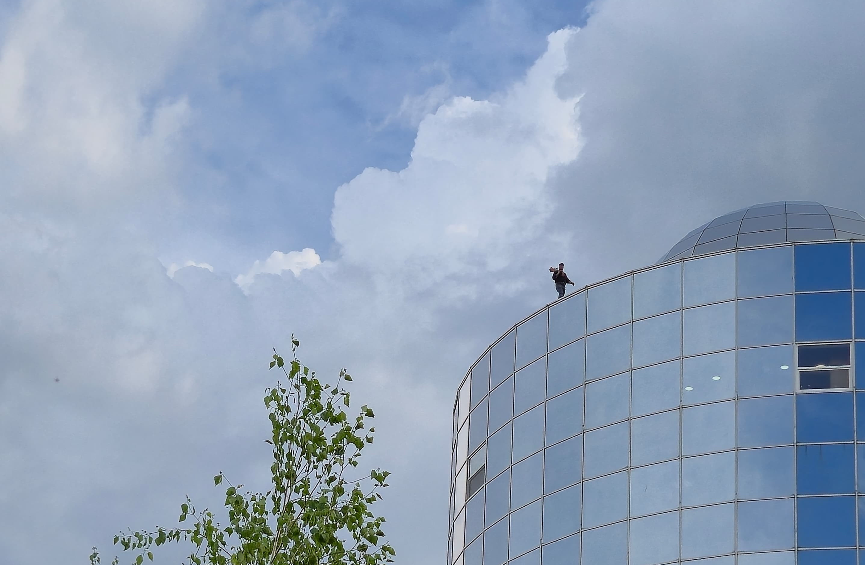 Un bărbat s-a urcat pe acoperişul sediului Înaltei Curţi. Refuză să coboare şi să coopereze cu forţele de ordine