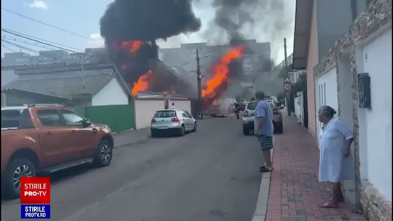 Incendiu puternic în Sectorul 3 din București. O casă şi un garaj au fost cuprinse de flăcări. O persoană a fost rănită