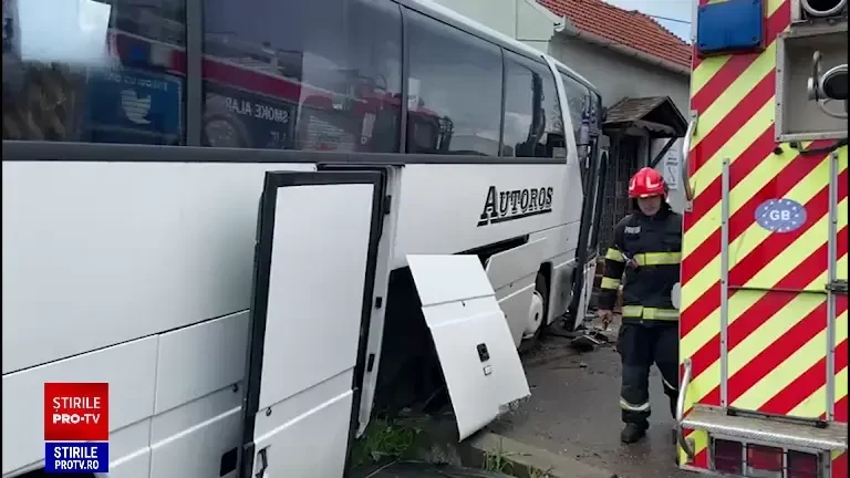 Un autocar cu pasageri a intrat violent în gardul unei case din Bihor. Șoferul a murit