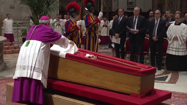 Ce a fost pus în sicriul Papei Francisc, înainte de a fi sigilat. Jumătate de milion de oameni participă la funeralii