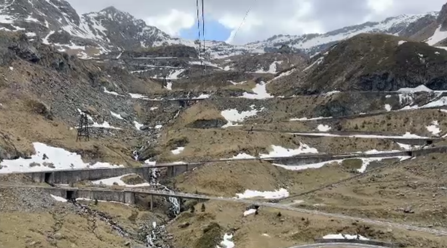 Turiștii care vor să ajungă pe Transfăgărășan cu mașina mai au de așteptat. Faimosul drum din România nu a fost deszăpezit