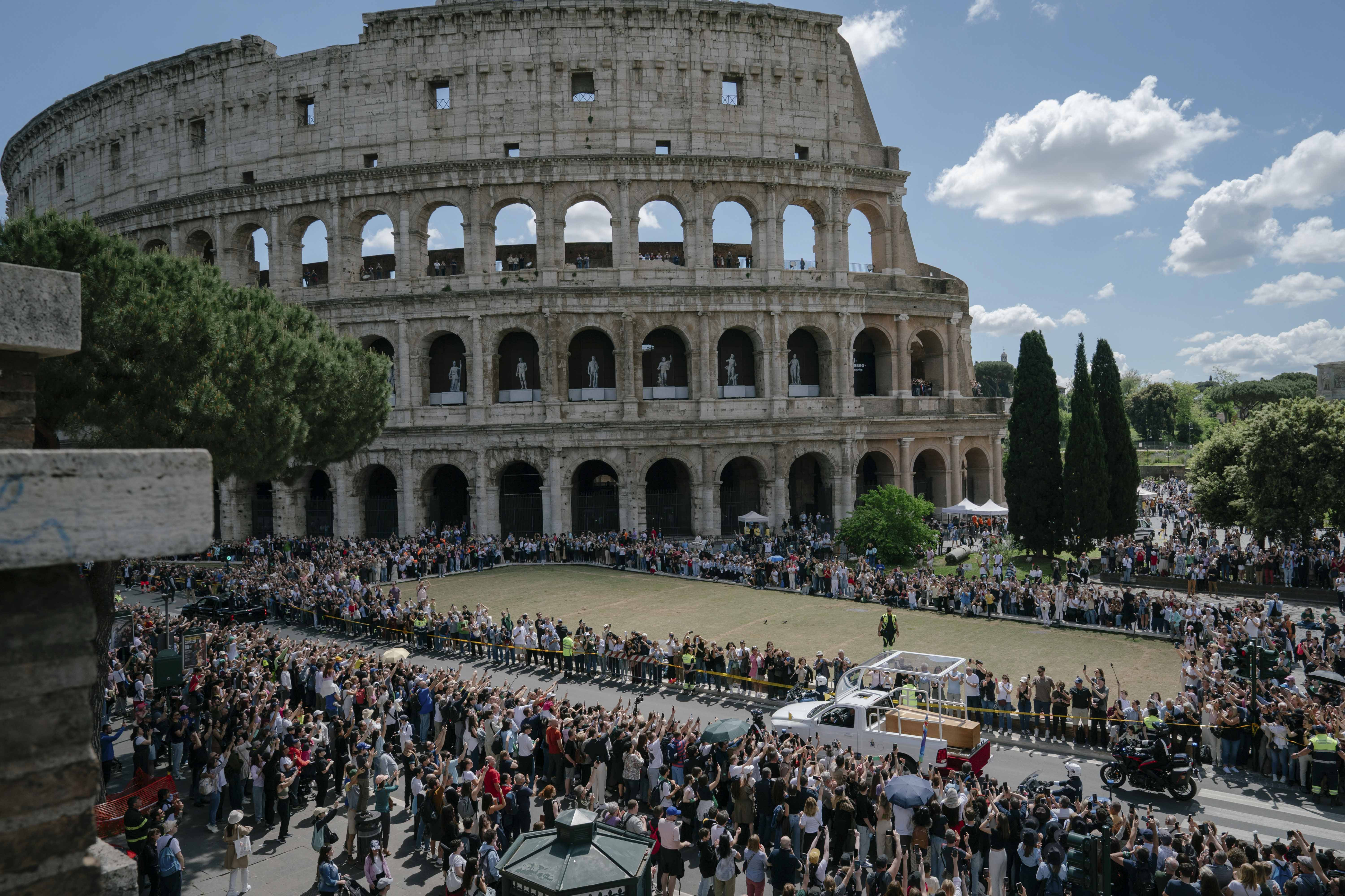 Ultimul drum al Papei Francisc. Sfântul Părinte a plecat către veșnicie în aplauzele a sute de mii de oameni