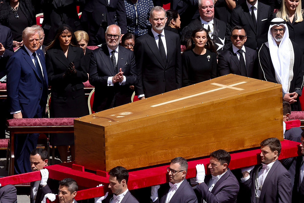 Sute de mii de oameni s-au adunat duminică în piaţa Sf. Petru pentru a-l omagia pe Papa Francisc