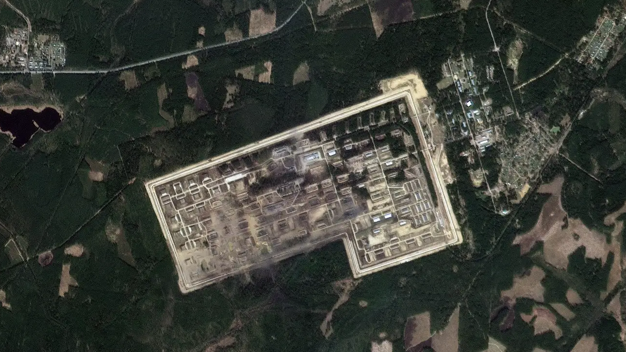 O nouă imagine din satelit arată distrugerile masive după explozia unuia dintre cele mai mari depozite de muniție ale Rusiei