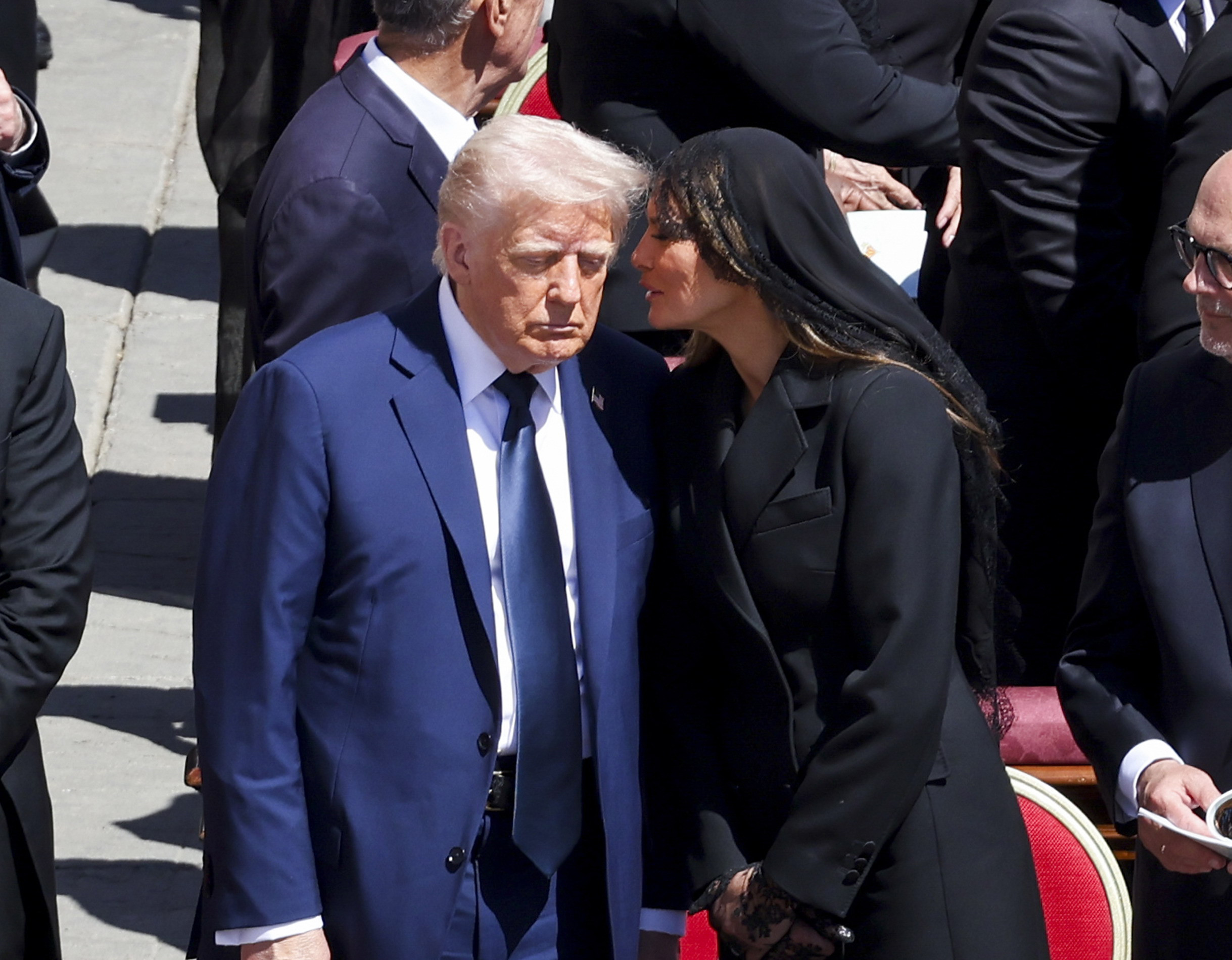 Donald Trump, salvat de o gafă imensă de Melania. Ce i-ar fi șoptit soția sa la ureche în timpul funeraliilor Papei Francisc