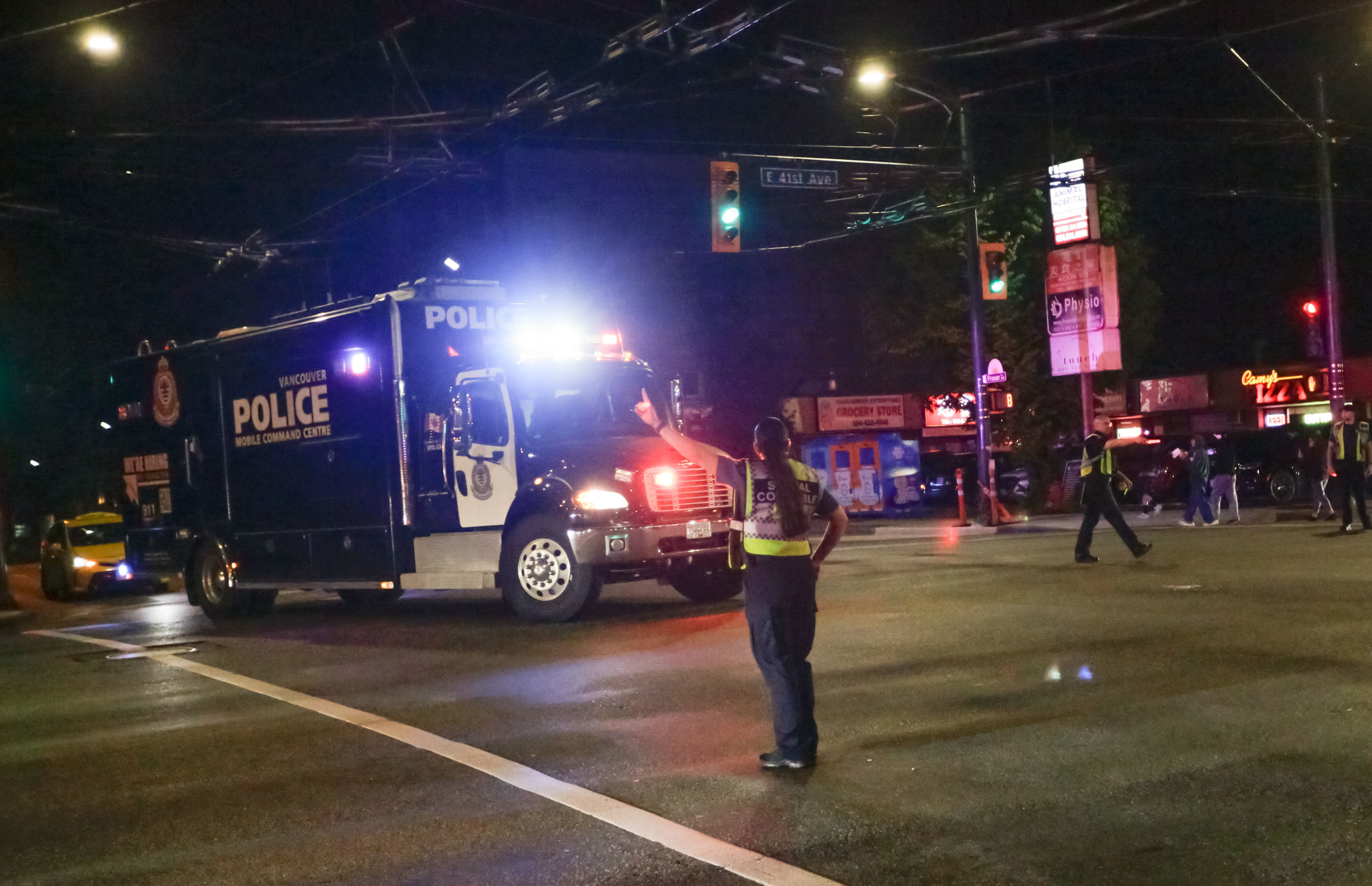 Carnagiu în Canada cu o zi înainte de alegeri. Un bărbat a intrat cu viteză în mulțimea adunată la un festival