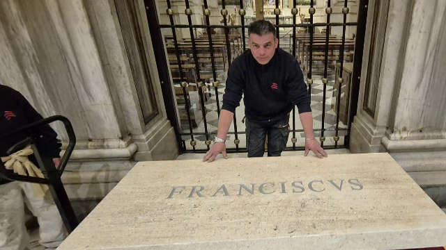 Mărturia românului care a lucrat la mormântul Papei Francisc: „S-a muncit în două ture, de zi și de noapte”