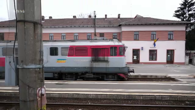 O fată de 17 ani a fost lovită mortal de tren, în Bacău. Asculta muzică și nu a auzit sirena trenului