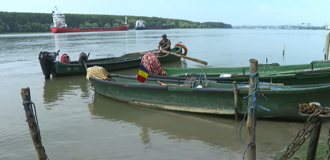 Pescar înecat în apele Dunării, după ce furtuna i-a răsturnat barca. Bărbatul este căutat deja de două zile de pompieri