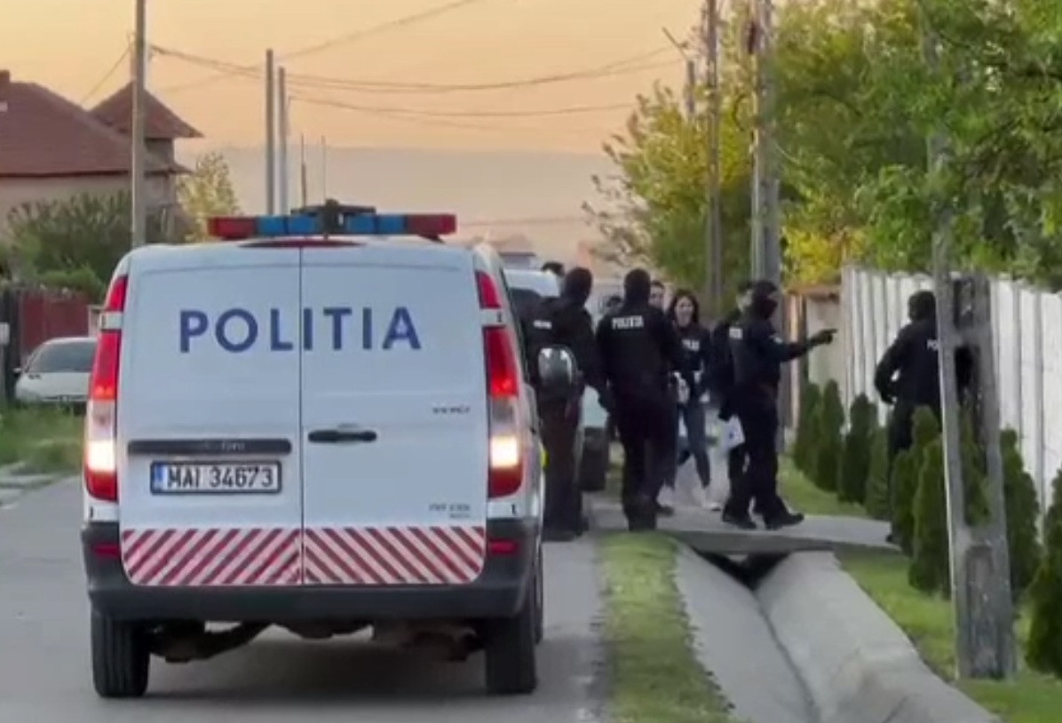 Mascații au descins la un polițist din Arad acuzat de șase infracțiuni. Ce ilegalități a comis agentul