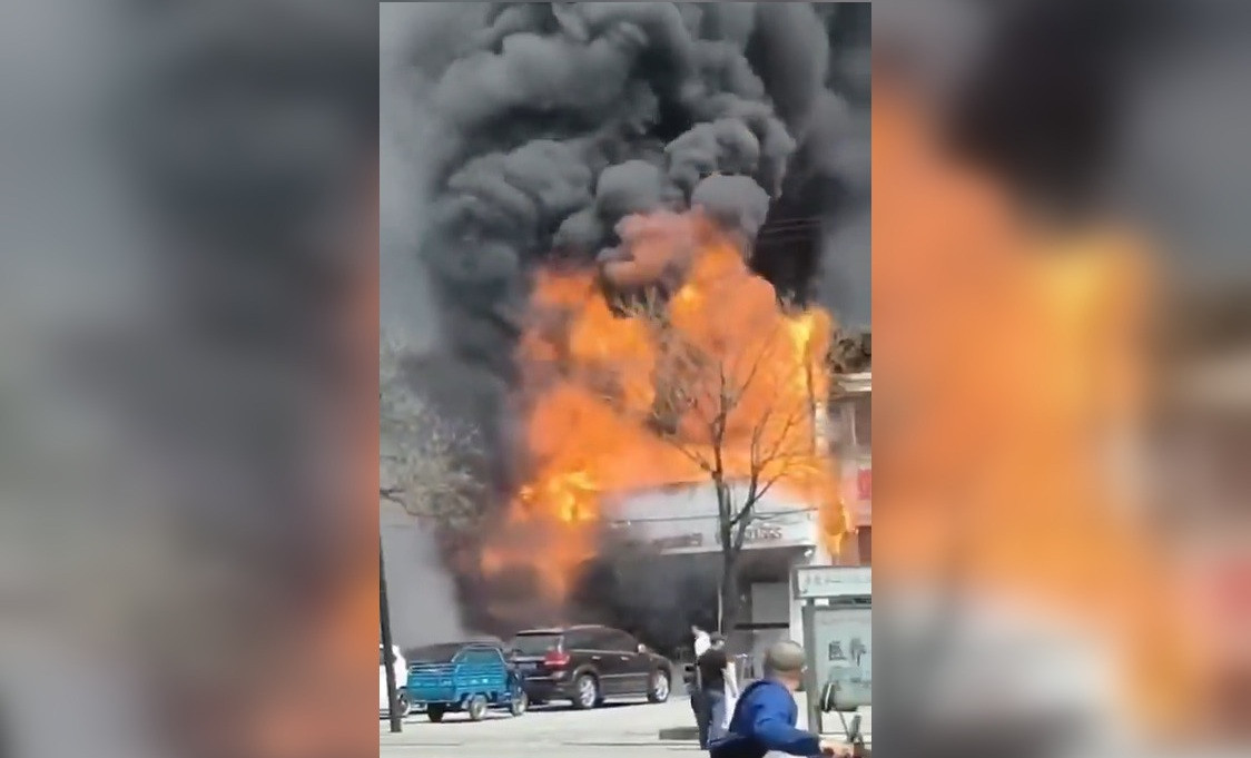 Zeci de persoane și-au pierdut viața, după ce un incendiu a izbucnit într-un restaurant din China. VIDEO