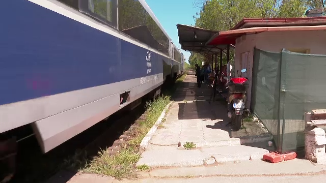 Gările din Neptun și Costinești vor fi dărâmate și reconstruite. În vacanța de 1 Mai, călătorii coboară în câmp