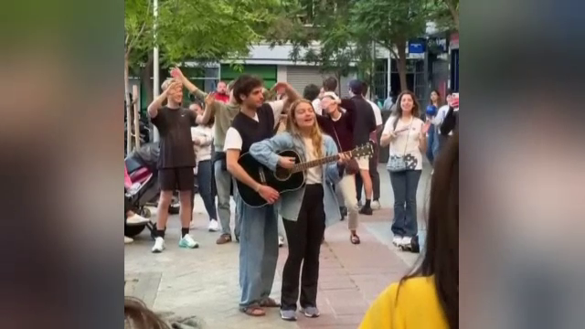 Viața fără internet. Unii spanioli au cântat, au dansat și s-au jucat în stradă când a picat electricitatea în toată țara