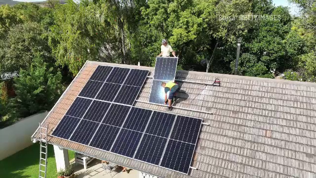 Legea prosumatorilor, adoptată de Camera Deputaților: românii vor putea folosi energia verde produsă în orice locație