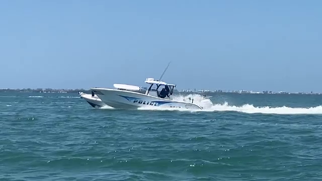 Urmărire ca-n filme în Florida. O șalupă „fantomă” care mergea cu viteză, oprită de un polițist curajos