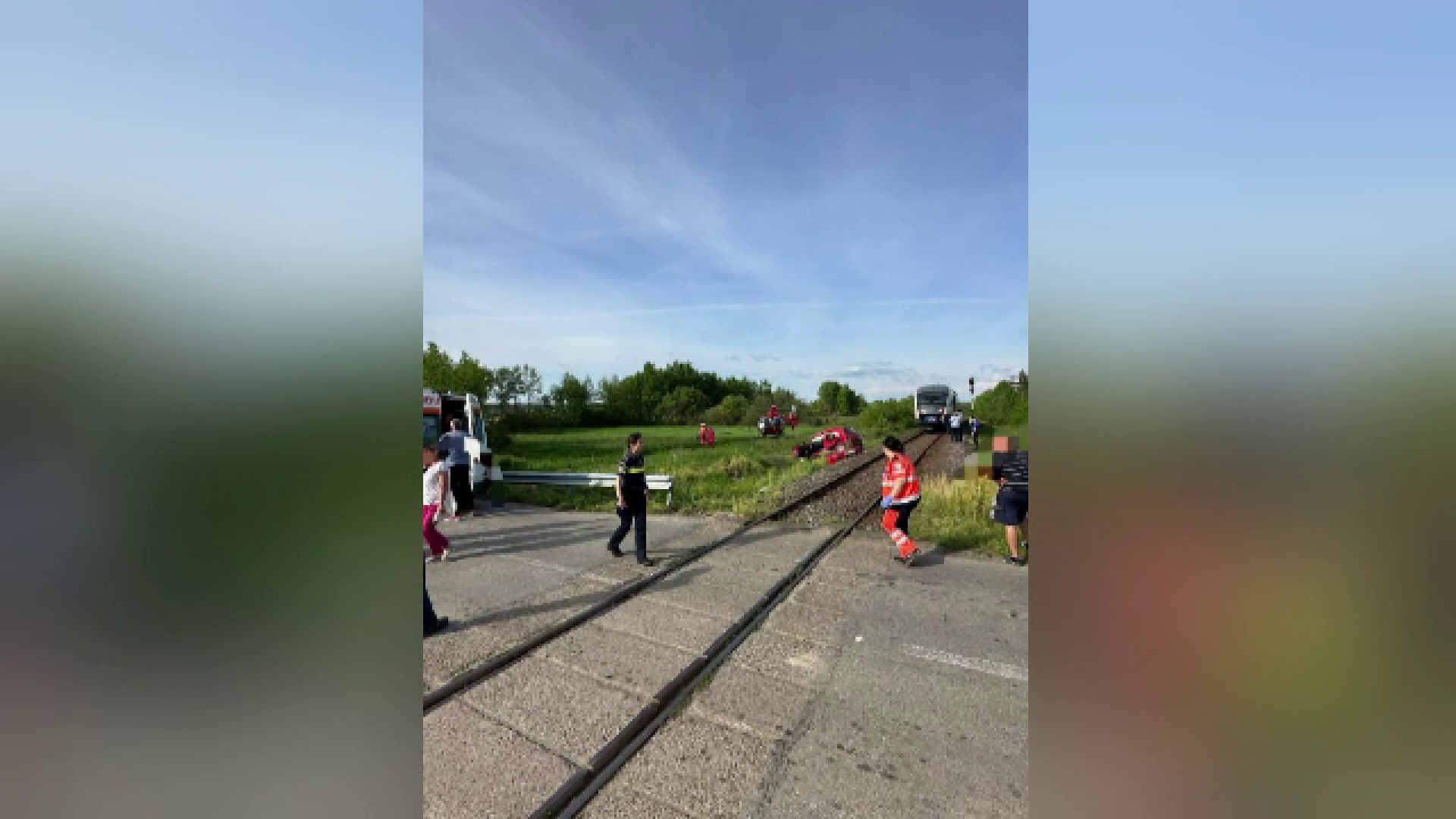 Un cuplu în vârstă a murit după ce motorul mașinii s-a oprit pe calea ferată, în Timiș. Mașina a fost spulberată de tren