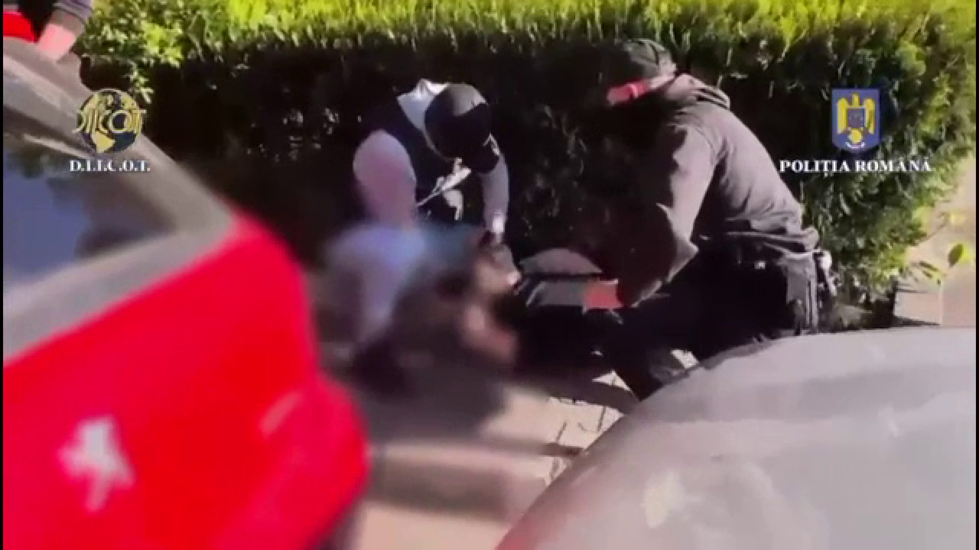 Trei bărbați au fost prinși în flagrant când vindeau canabis, în Constanța. 17 kg ascunse în colete cu haine și jucării