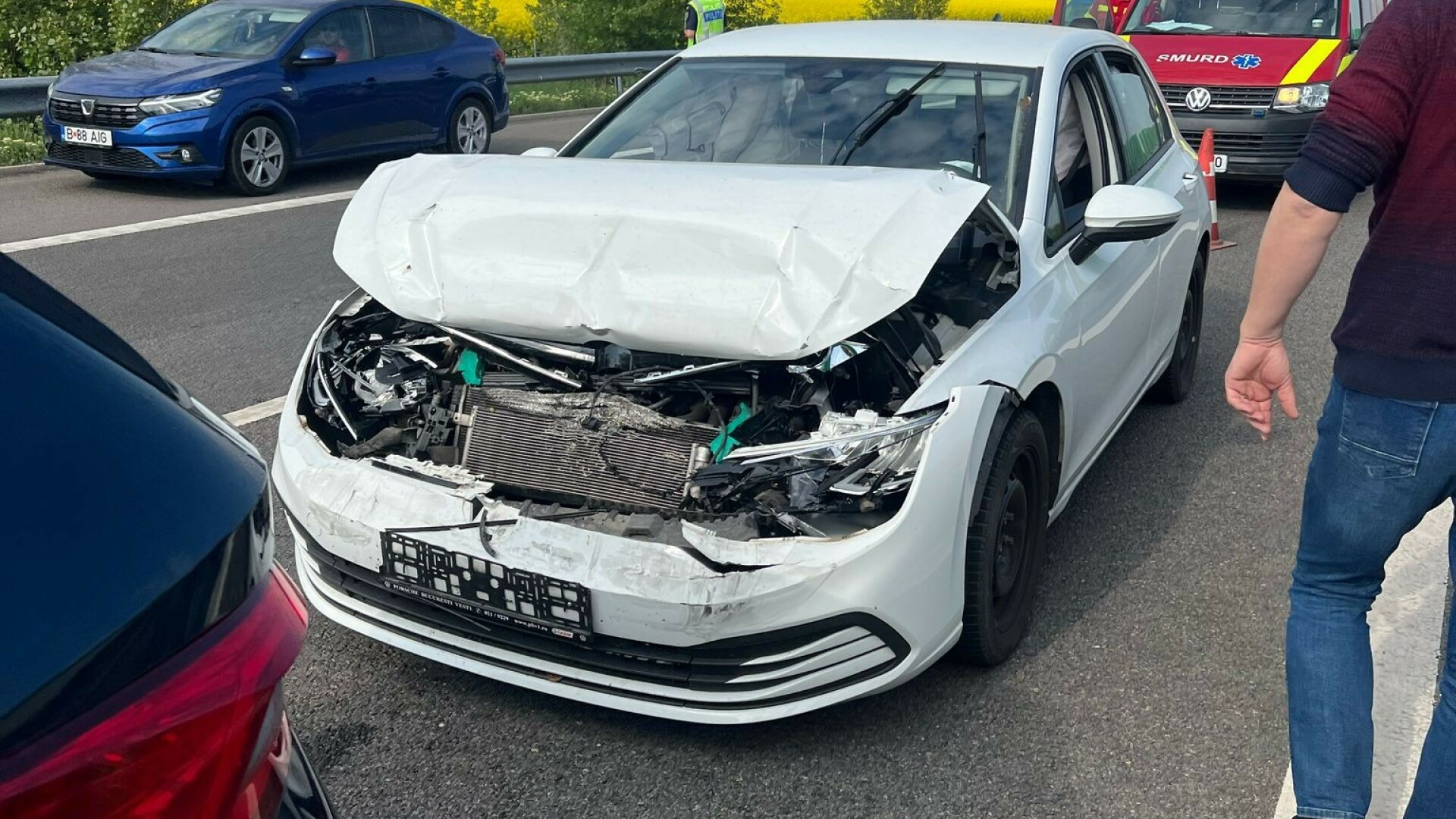 Carambol cu 6 maşini pe A2, sensul spre Constanţa. Patru persoane, printre care și un copil mic, au primit îngrijiri. FOTO