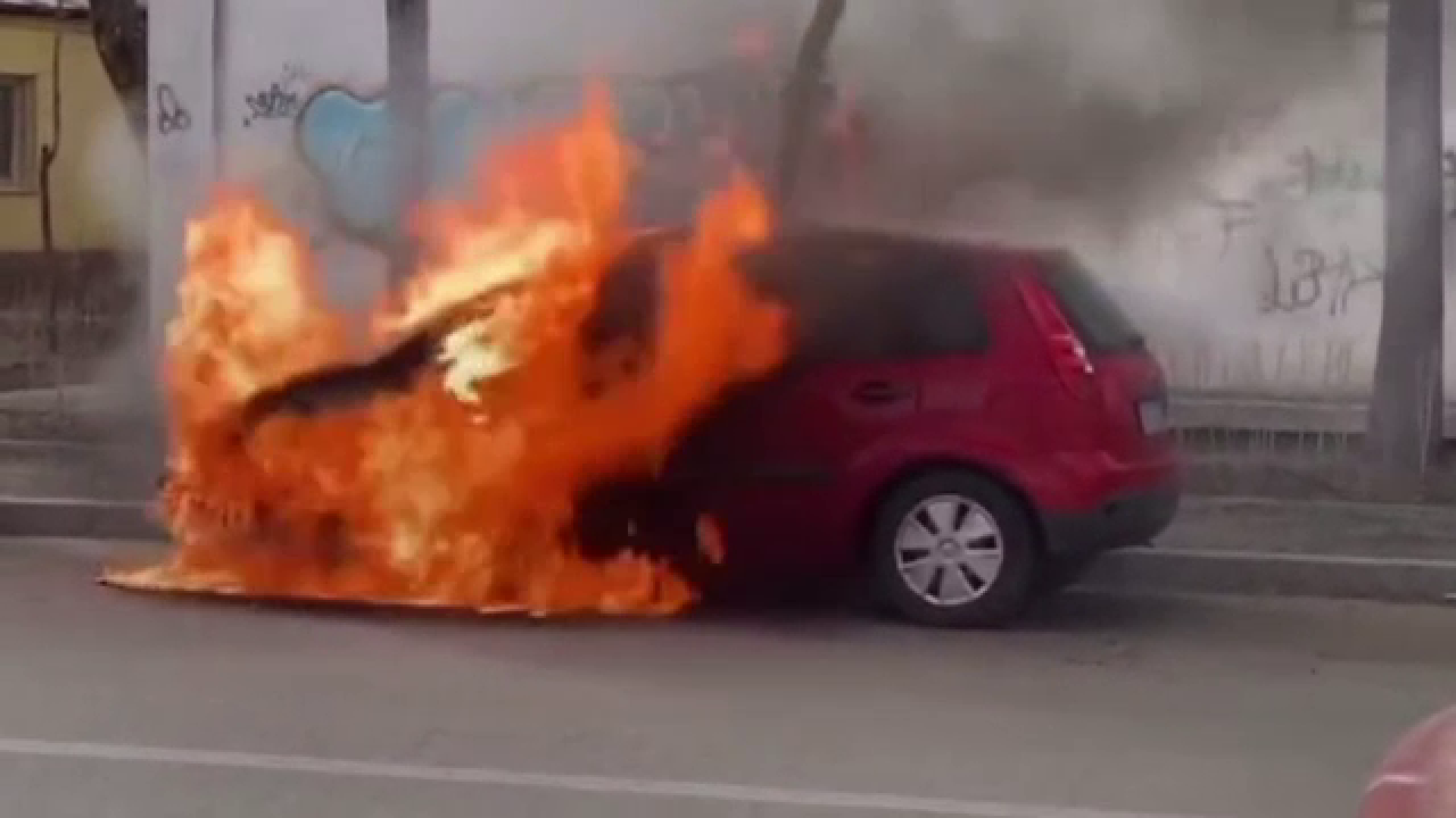 Un român și-a incendiat ginerele în Italia. A turnat benzină pe mașina în care tânărul se afla, dar a luat foc și el