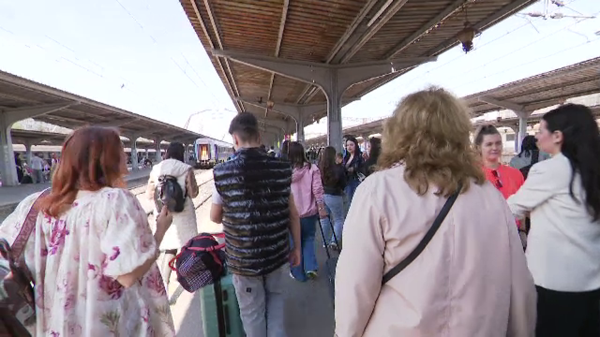 Românii au dat startul vacanței de 1 Mai cu trenuri arhipline și cozi pe autostradă. Aglomerație și nervi în drum spre mare