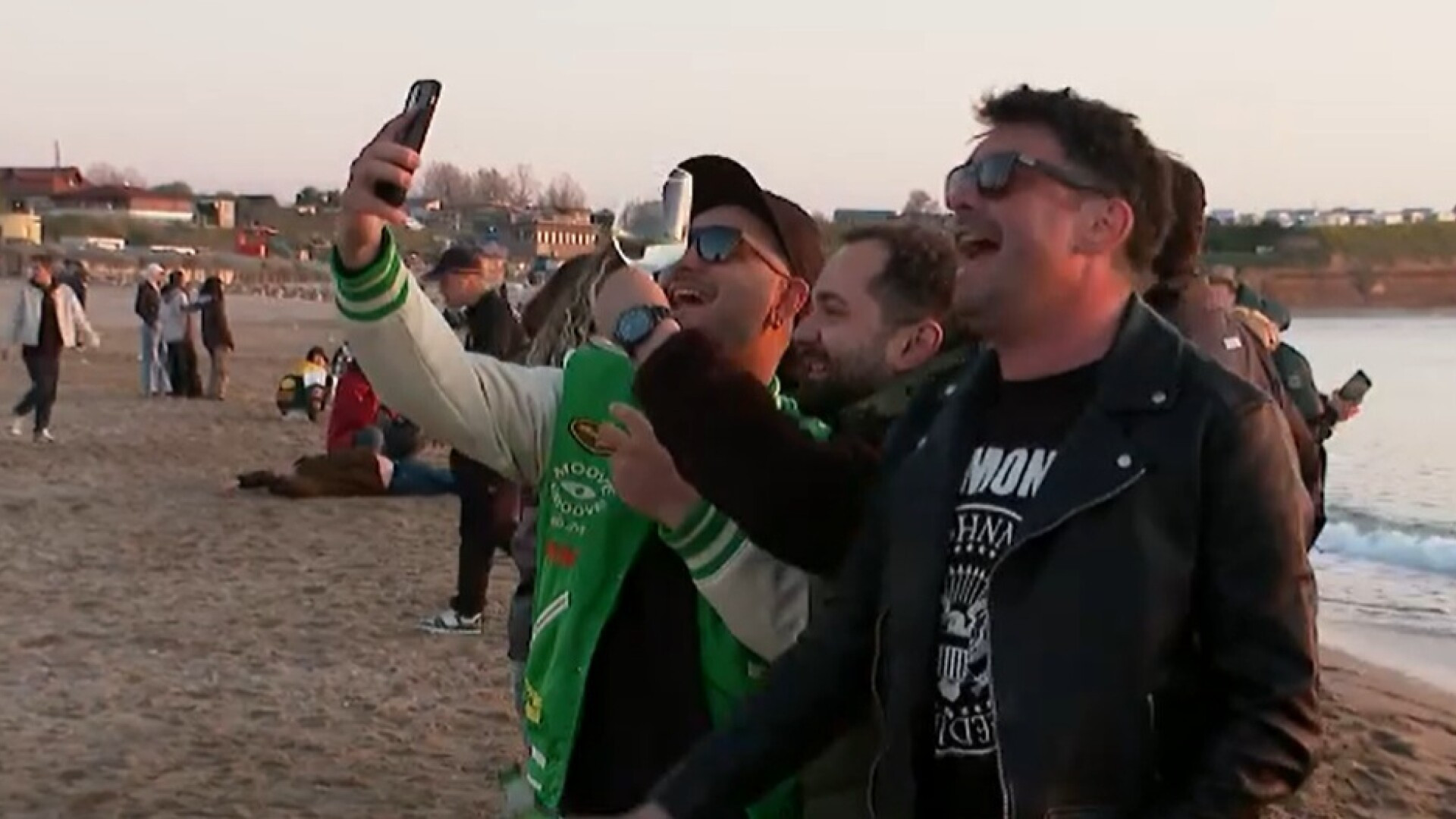 Cât mai costă distracția în Vama Veche, de 1 Mai. Tinerii au o singură regulă: „Mâncarea e fudulie, băutura-i temelie”