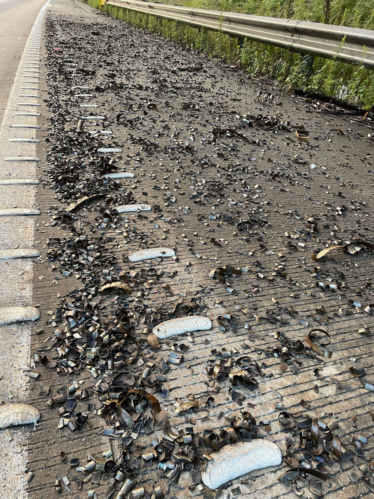 750 kg de resturi metalice au căzut dintr-un camion pe o autostradă din Australia, provocând haos și pagube altor mașini