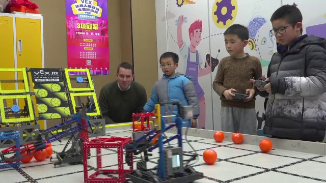 Milioane de elevi din China învață despre AI. „Învață să construiască roboți înainte să învețe să meargă pe bicicletă”