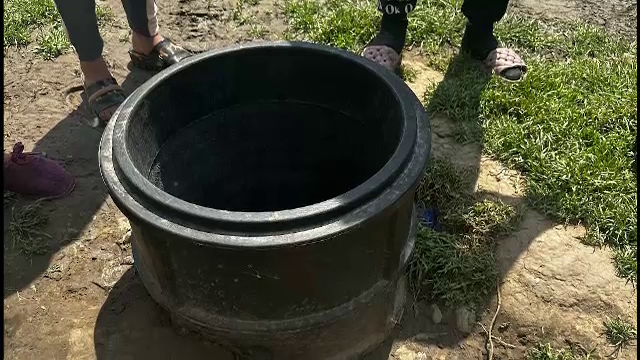 Un băiețel de trei ani a căzut într-un canal cu apă din apropierea casei, în Galați. A fost salvat de tatăl său