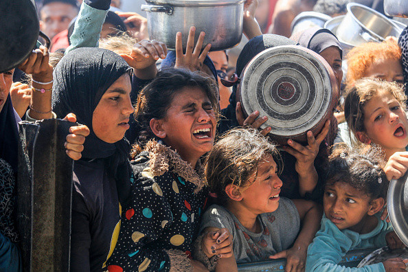 Masacru în Fâșia Gaza, unde au fost uciși peste o sută de palestinieni. Negocierile de încetare a focului stagnează