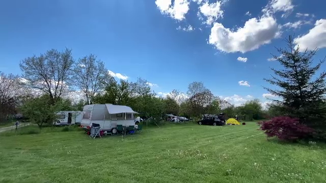 Campingul, noul trend al vacanțelor în natură: România atrage tot mai mulți turiști cu prețuri mici și peisaje spectaculoase