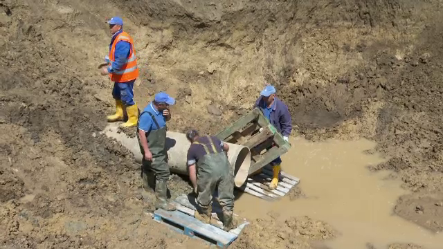 Un oraș întreg, lăsat fără apă de lucrările de la autostrada Moldovei. Soluția la care au ajuns autoritățile după trei zile