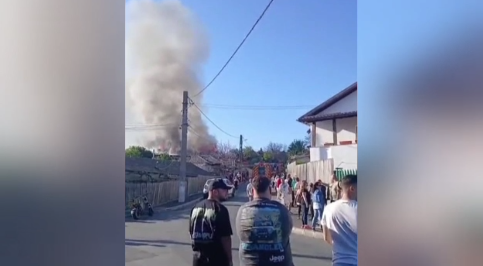 Incendiu violent în Cernavodă. Trei case au ars. Pompieri au intervenit de urgență și s-au luptat cu flăcările zeci de minute