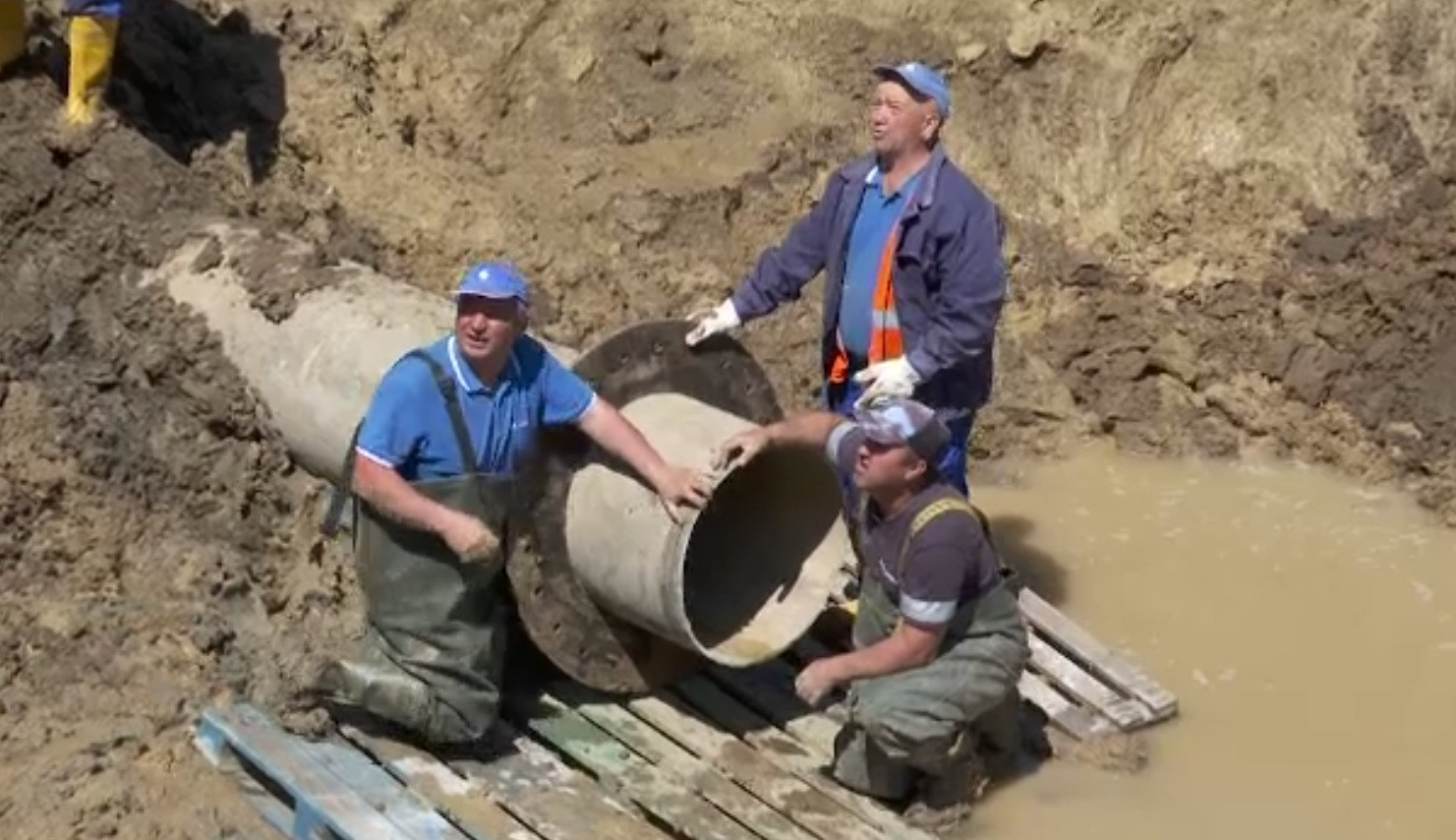 Lucrările la Autostrada Moldovei au lăsat fără apă un oraș cu zeci de mii de locuitori. Viceprimar: „Rezervele s-au epuizat”