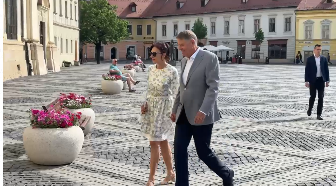 Ce a făcut Klaus Iohannis înainte să voteze. A mers de mână cu soția