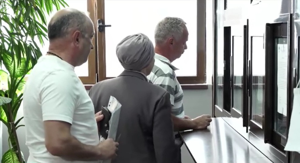 Românii s-au grăbit la ghișee ca să își reînnoiască buletinele pentru a vota: „Abia am făcut cununia și vrem să votăm”