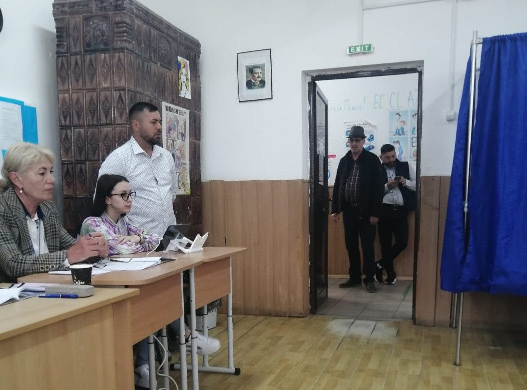 Scandal la o secție de votare din Olt, după ce un viceprimar a intrat cu alegătorii în cabină. VIDEO