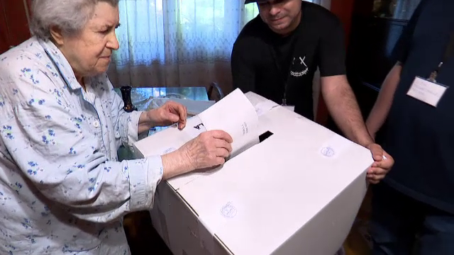 Sute de alegători au cerut urna mobilă acasă sau în spitale pentru a-şi exprima dreptul la vot. Cum s-a desfășurat procesul