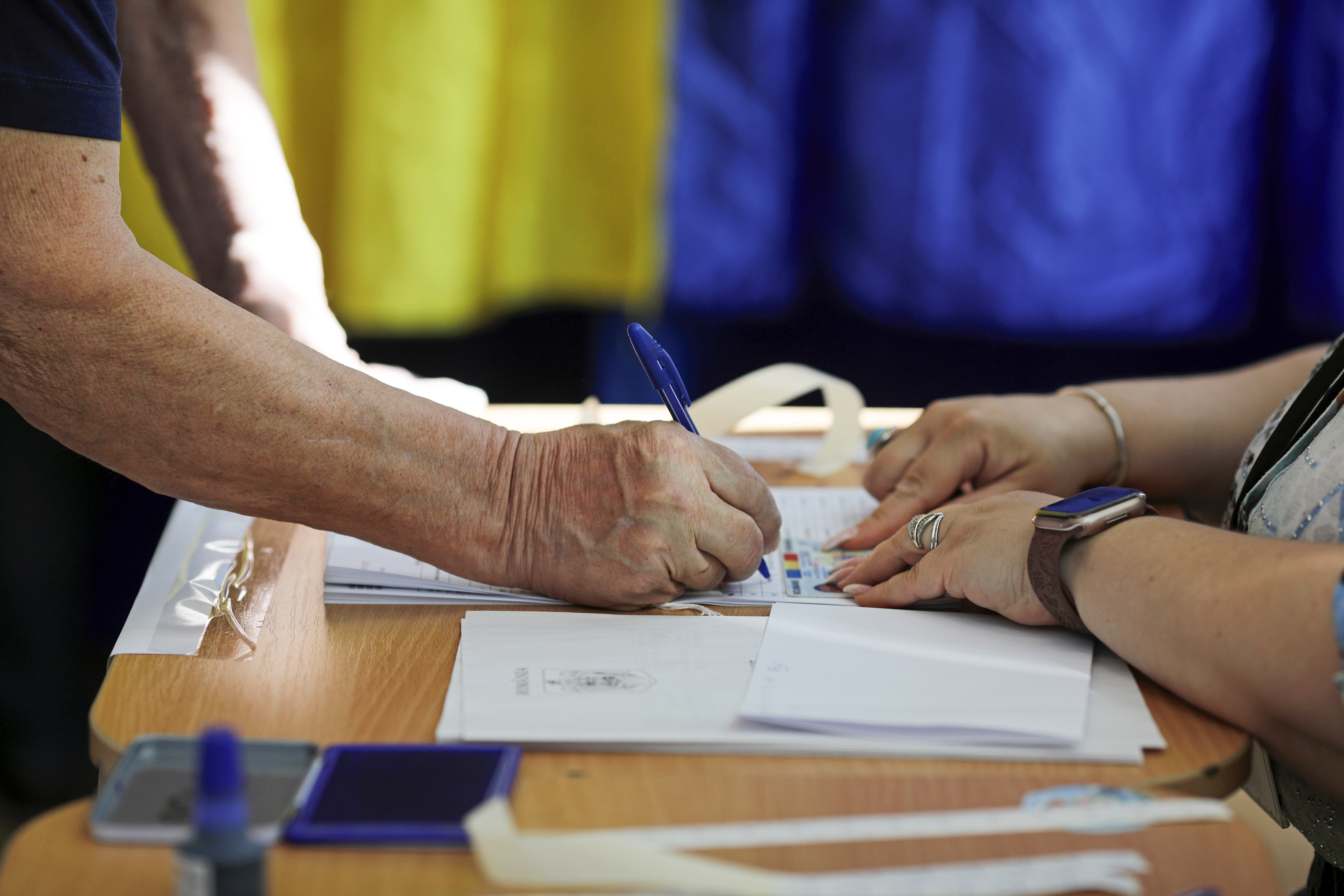 Ce pedepse riscă cei care încalcă legea în ziua alegerilor. Amenzile pot ajunge și la 10.000 de lei