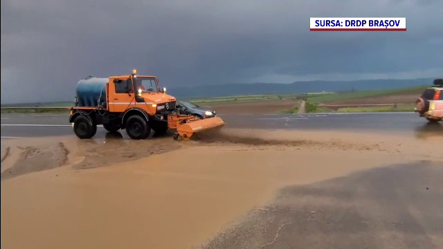 Puhoaie în Covasna. Ploaia torențială a scos din pământ cartofii abia puși