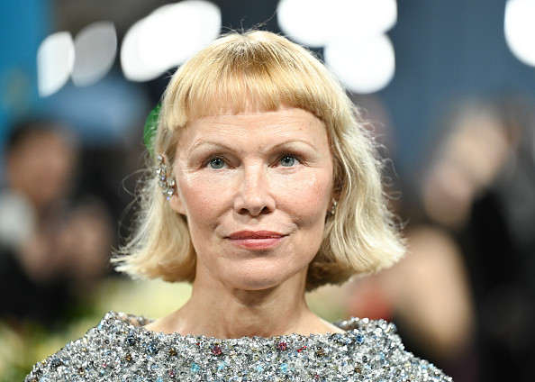 Pamela Anderson a apărut cu un nou look la Met Gala 2025. Cine a însoțit-o pe actriță pe covorul roșu. GALERIE FOTO