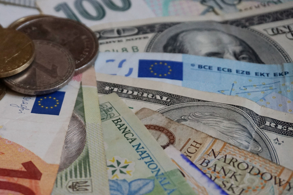 Țara din Europa în care locuitorii au mormane de bancnote expirate. Suma se ridică la un miliard de euro
