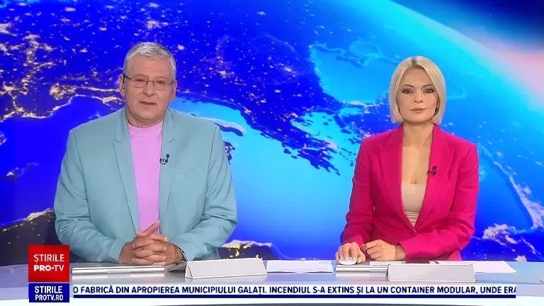 Momentul în care un bărbat salvează o pisică pe cale să fie călcată de mașini, pe o șosea intens circulată